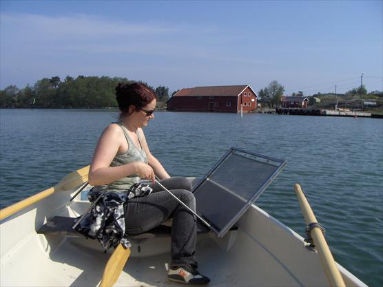Anna Reunamo ottamassa näytteitä merenpinnasta Stenskärissä Nauvossa